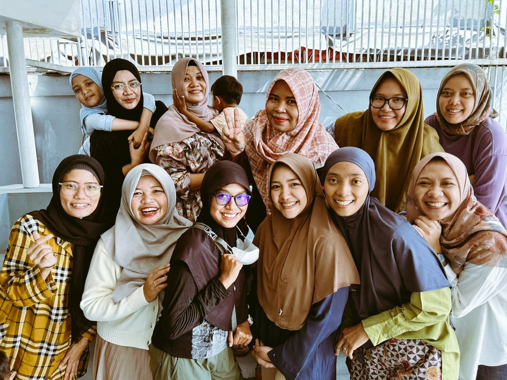 RizkyDim's tweet photo. @PagiBerbagi Semarang
Setelah sekian tahun tidak berkumpul
Hari ini 21 Mei 2023, mengadakan Halalbihalal sekaligus temu kangen 🫶🫶🫶 terakhir ketemu masih pada single semua...sekarang sudah berpasang pasangan dan beranak Pinak. Panjang umur semua kawan² baik!!! https://t.co/8gncTfA7tY