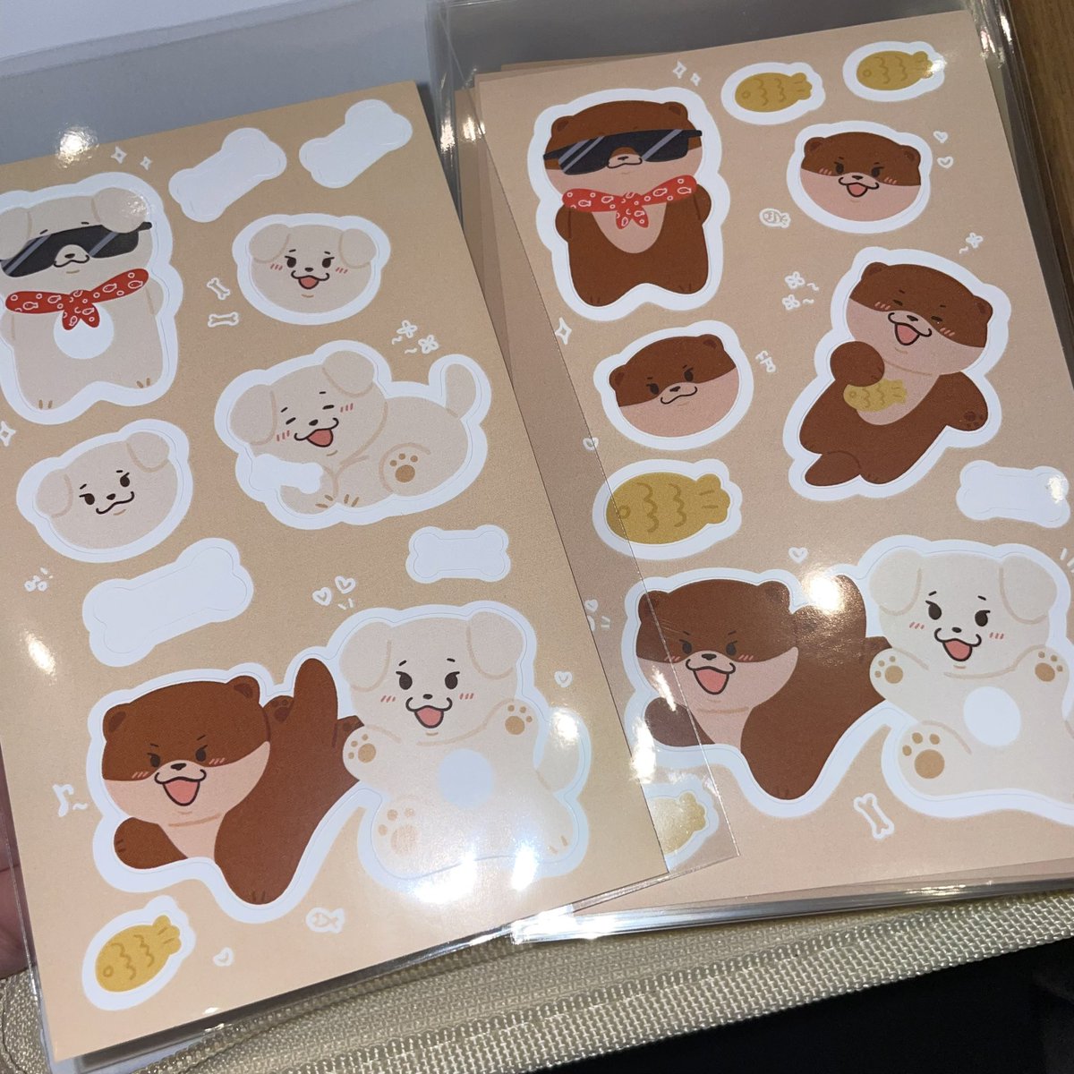 송장을 화요일이나 수요일에 받을 예정입니다! 받으면 바로 포장 작업하여 출고 됩니다. 
송장 받게되면 출고일 다시 공지 올리도록 하겠습니다! 감사합니다. 
아래는 특전 스티커입니다☺️