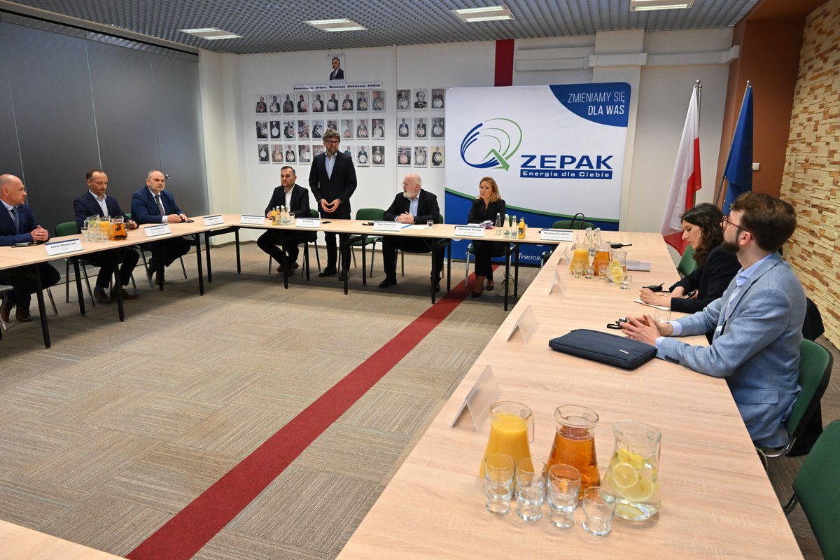 ⚒ Last week we had @TimmermansEU visiting Konin and Eastern Greater Poland, one of the leading coal regions in Poland and Europe 💪 

Coal mining union orchestra from KWB Konin Mine welcomed him with playing Ode to Joy 🎼 - a contrast to the protest of Silesian miners in Warsaw