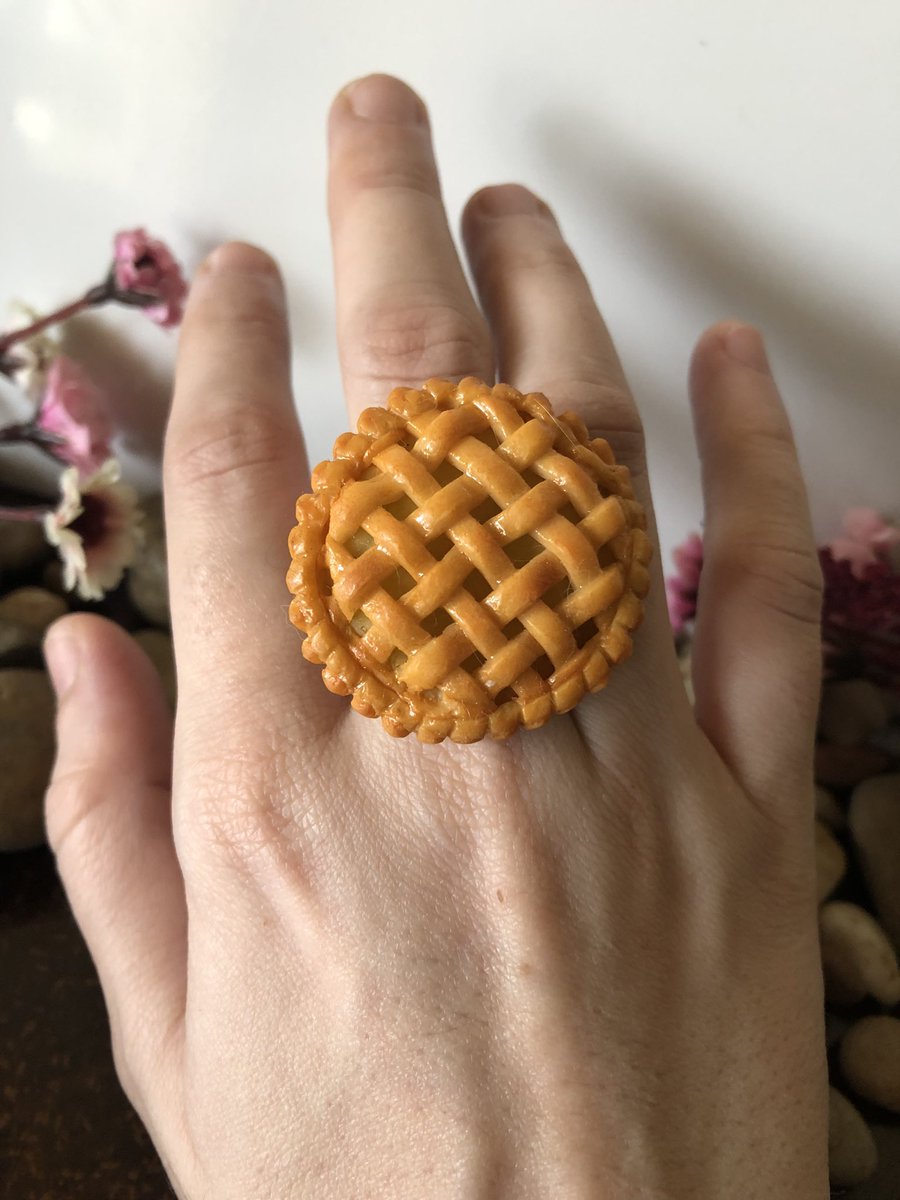 ¡Ya está el nuevo anillo de tarta de manzana estilo americana en Etsy! El anillo es ajustable y de acero inoxidable😘