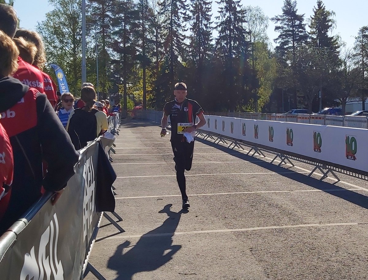 PaimionRasti's tweet photo. Tiomila-yö klaarattu! Pasi ankkuroi aamun kirkkaudessa joukkueen maaliin sijalle 35 🌞
#suunnistus #10mila https://t.co/dxIhAeTp24