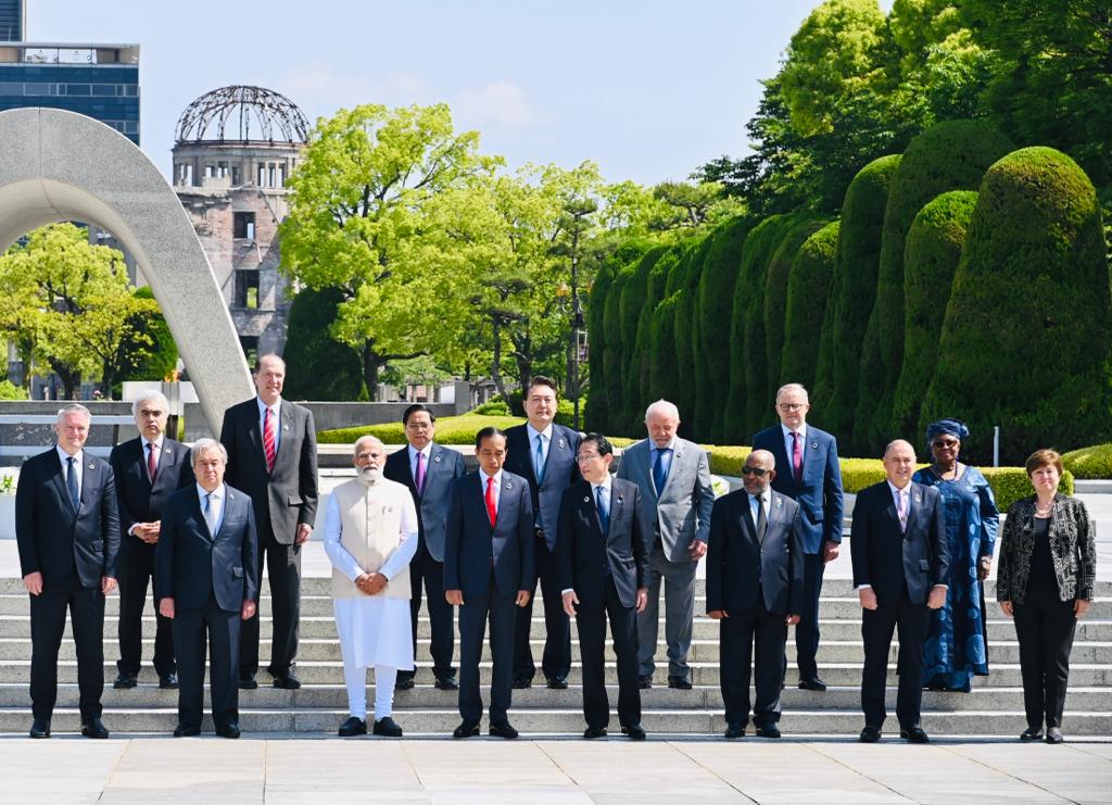 Presiden <a href="/jokowi/">Joko Widodo</a> didampingi Ibu Iriana Joko Widodo berkunjung ke Hiroshima Peace Memorial Park, pada Minggu (21/05/2023). Kunjungan tersebut merupakan rangkaian dari program Konferensi Tingkat Tinggi (KTT) G7 Outreach.

#PotretKabinet
Foto: BPMI Setpres