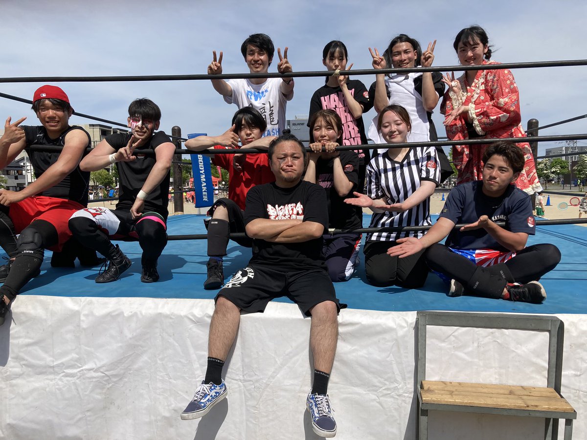 kabukikid's tweet photo. 今日は立命館大学大阪いばらきキャンパス観戦応援感謝！暑い中。
京都 #学生プロレス 出身として里帰りが叶った。立命 #RWF 、同志社 #DWA 頑張ってる！怪我するな！25年前と変わらぬオッシャーで締め。骨折り頂いたキッチンbouさん、協賛各位感謝。
#ダブプロレス 6.18神戸 7.7梅田も是非！ https://t.co/lUfVpFDYtW