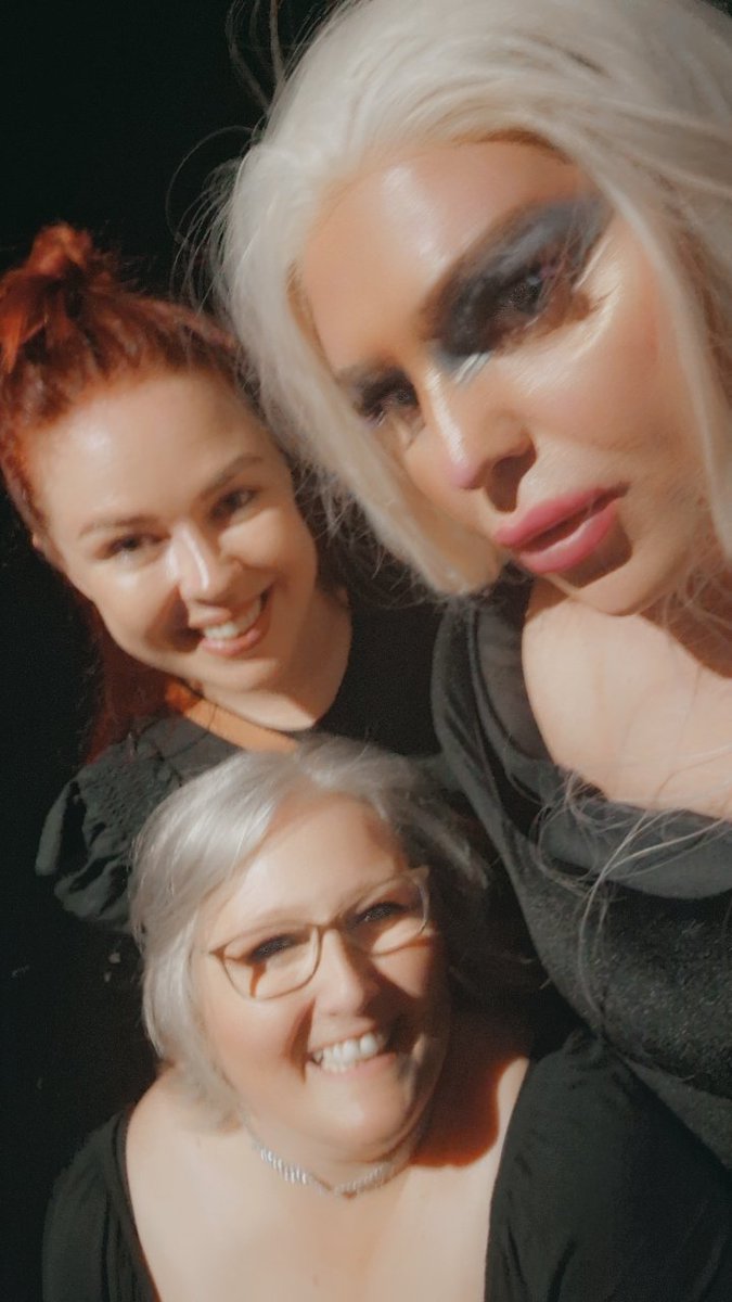 capriconceive's tweet photo. Selfie with some of the girls! 
.
#dragqueen #drag #gay #makeup #rupaulsdragrace #lgbt #dragrace #rpdr #pride #lgbtq #instagay #dragqueens #queer #instadrag #dragmakeup #dragqueensofinstagram #queen #rupaul #dragshow #dragqueenmakeup #Liverpool #fashion #dragartist #makeupartist https://t.co/cYEny9KGJu