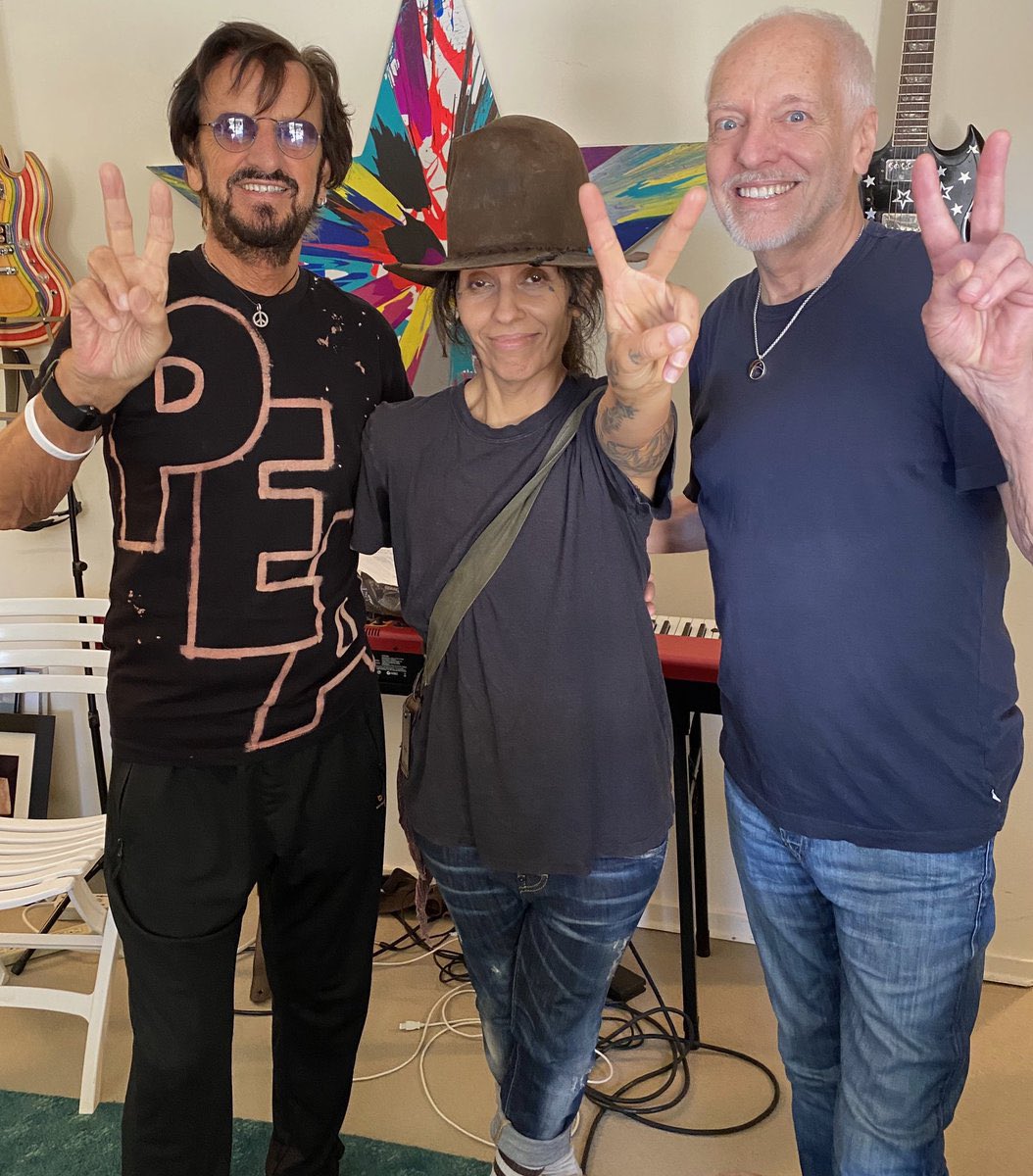 #RingoStarr sta lavorando a 3 nuovi EP. 
Il primo è già pronto, il secondo lo vedrà collaborare con #LindaPerry mentre il terzo, che vedrà Ringo di nuovo alle prese con la country music, verra registrato alla fine del tour e sarà prodotto da T-Bone Burnett. 
#Beatlesnews