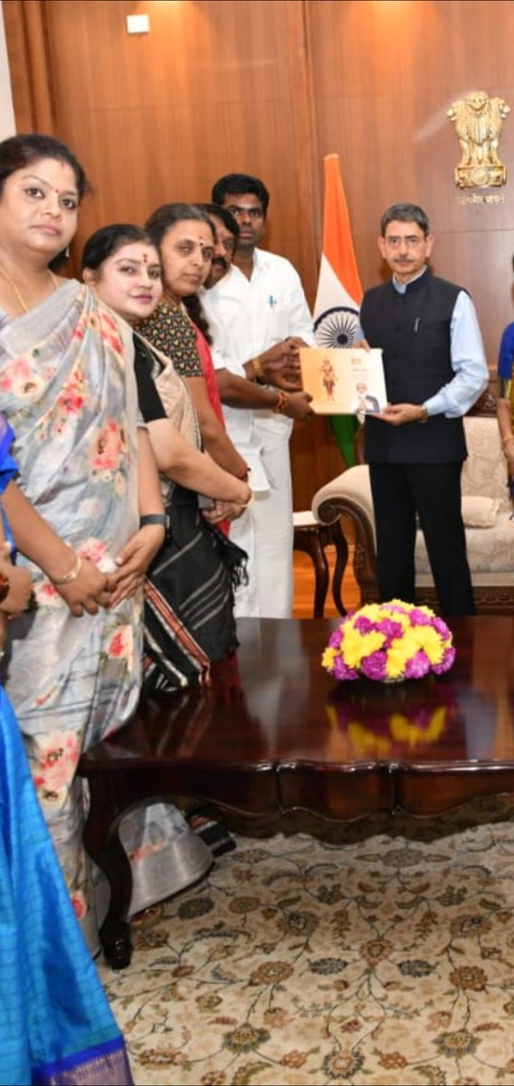 KGhayathri's tweet photo. Today #TNBJP mahila team headed by our thalaivar @annamalai & Sri Nayinar Nagendran met HE Sri RN Ravi@rajbhavan_tn to take action against #dmk government and senthil balaji.
@CTRavi_BJP
@ReddySudhakar21
@blsanthosh
#dmkfa https://t.co/ulUyefdva1