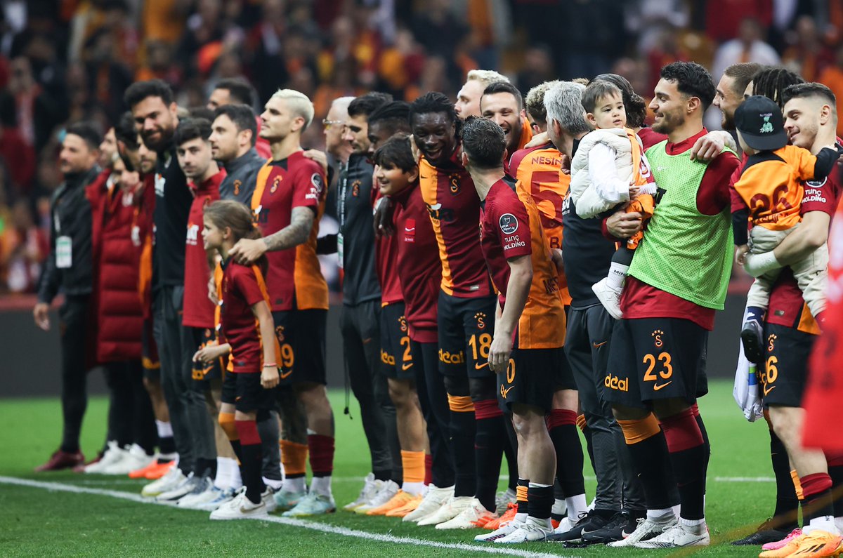 webaslan's tweet photo. Uğur Meleke: "Galatasaray artık 23’üncü şampiyonluk için gün sayıyor. Bu sezon her hattıyla istikrarlı bir Galatasaray izledik, bence şampiyonluğu da sonuna kadar hak ettiler. Yılın en iyi teknik direktörü, en iyi yabancı ve yerli stoperleri, en iyi ön liberosu ve en iyi santrforu Galatasaraylı."