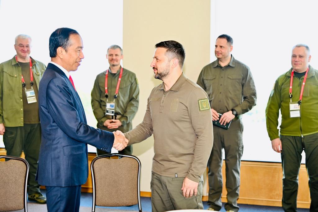 WarasBareng's tweet photo. #RT @jokowi: Presiden Ukraina Volodymyr Zelenskyy masih mengingat kedatangan saya ke negaranya beberapa waktu lalu. Saat mengadakan pertemuan bilateral di sela-sela KTT G7 dan mitra di Hiroshima tadi, Presiden Zelenskyy kembali mengungkit pertemuan kami … https://t.co/vcfDPoYIrZ