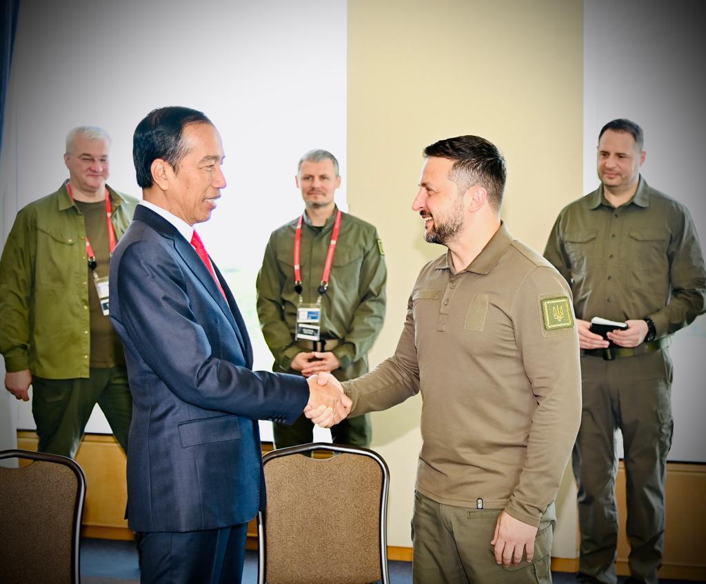 WarasBareng's tweet photo. #RT @jokowi: Kepada Presiden Zelenskyy, saya menyampaikan bahwa saya mengikuti terus perkembangan situasi di Ukraina, dan berduka cita atas korban yang terus berjatuhan.

Indonesia terus mendukung upaya perdamaian di Ukraina dan selalu siap untuk menjadi… https://t.co/cIrXWfzwsl