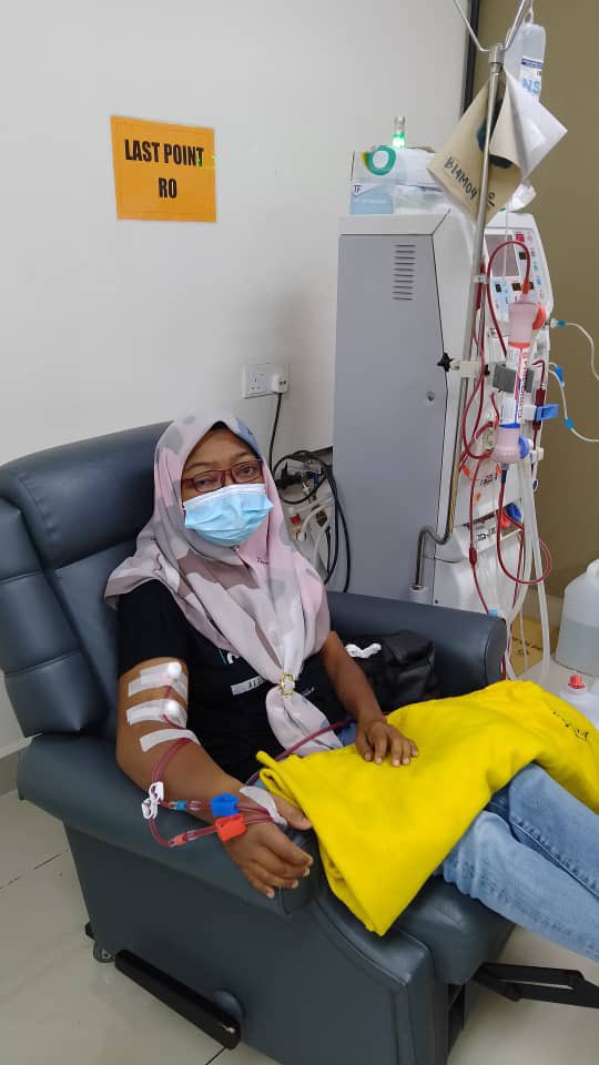 “Selama 16 tahun akak ambik ‘produk sampah’.”

Despite her situation where she has to rely on dialysis treatment for the rest of her life, single mother Kak Nor Hariyati marches on and took it to TikTok to educate the mass on the harm of illegal supplements.