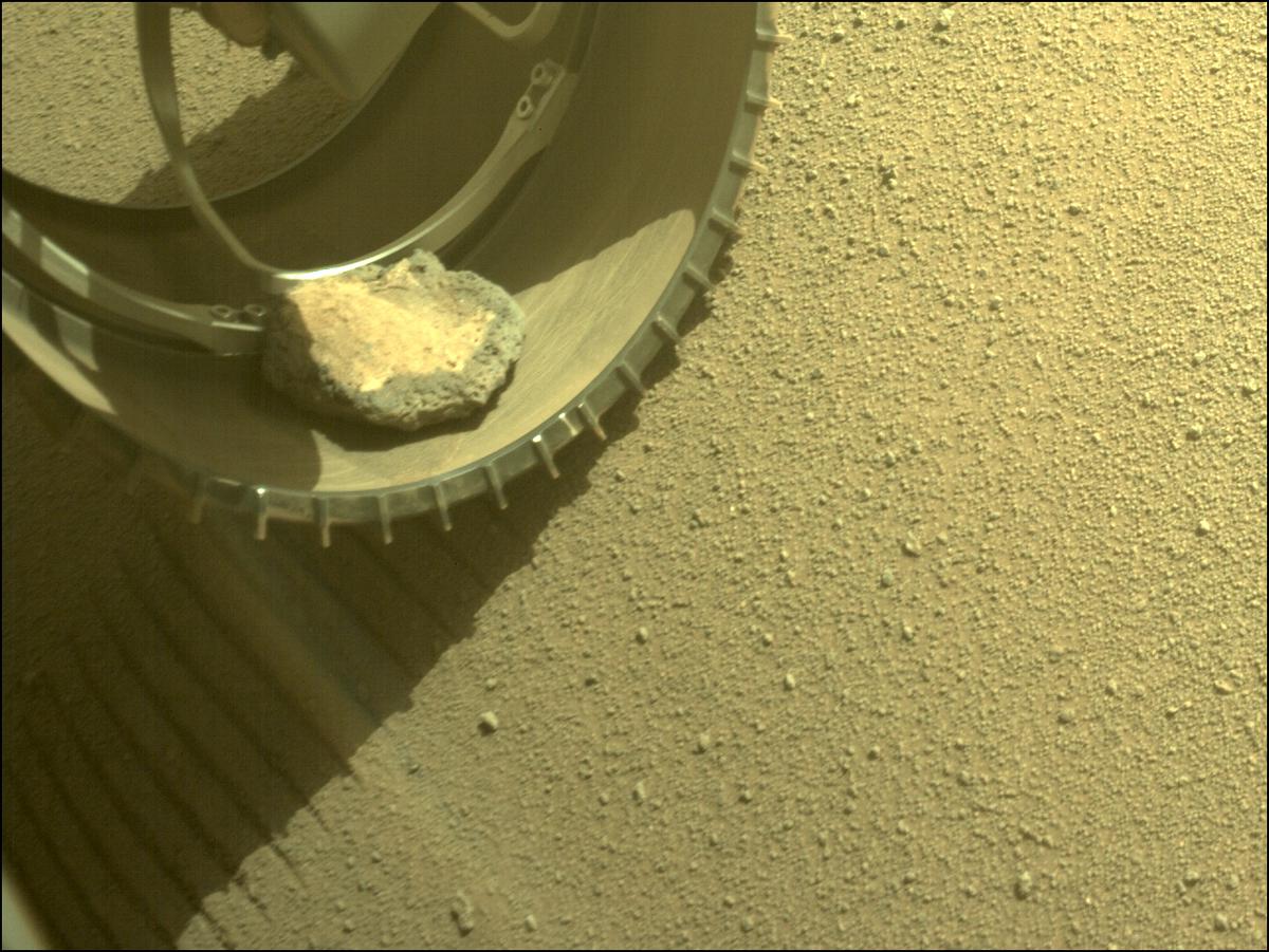 나사의 화성 탐사선 퍼서비어런스의 바퀴 안에 어느날부턴가 한 돌멩이가 들어와 이 탐사선과 여정을 같이 했었는데요. 탐사선은 대략 427솔(지구 시간으로 1년 이상!) 이 애완돌과 함께 화성을 여행했다고 합니다. 그러나 최근 다시 촬영해보니 바퀴 안에서 이 애완돌이 사라진 모습이 확인되어