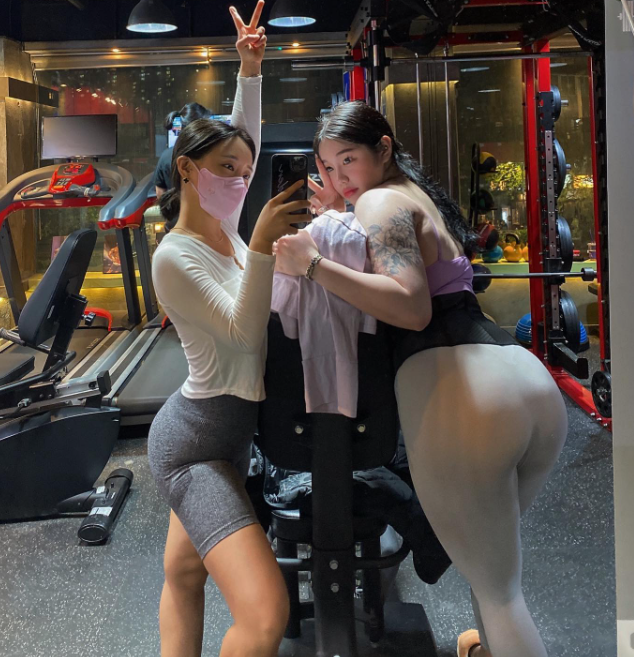 EarlReade4's tweet photo. 昨晚和闺蜜一起玩了一个男高中生 有没有想要视频的？点赞送 #双飞 #双性恋 #舔b https://t.co/4GcyDae8Qi