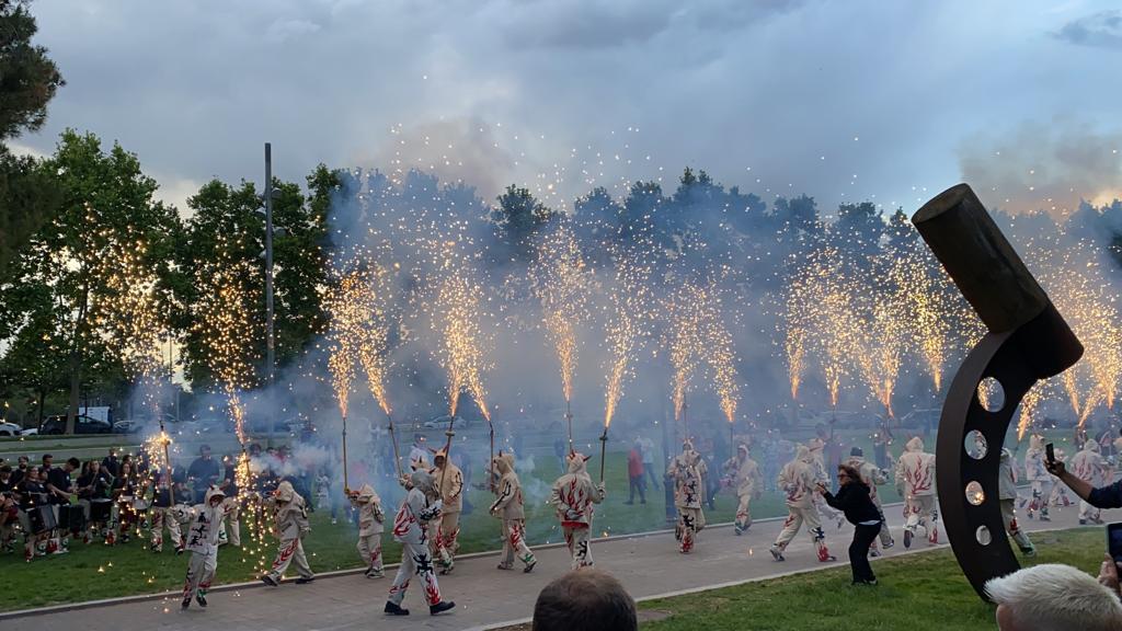 Sempre al costat de les nostres tradicions. Gràcies a totes i a tots els que feu possible aquestes celebracions tan especials i tan simbòliques #Cambrils #Cambrilséselmésimportant #Cambrilsenpositiu <a href="/_YolandaBurgos/">YOLANDA BURGOS</a> <a href="/JCRomeraGil/">Juan Carlos Romera Gil 🧡</a> <a href="/sgamezcambrils/">Santi Gamez</a> <a href="/EDUARDO72165870/">Eduardo García Fernández</a>