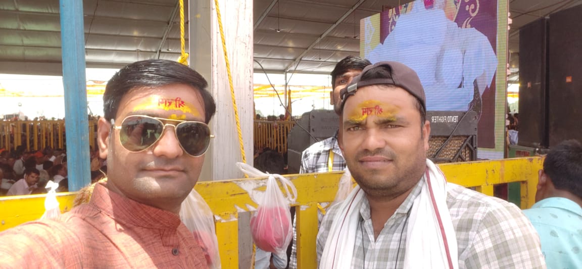 आज जैसीनगर जिला सागर में श्री बागेश्वर महाराज का कथा पंडाल लगा है रोजगार सहायक संगठन की जिला कैडर व नियमितीकरण की अर्जी लेकर पहुँचे grs,बागवान जल्दी ही 9000 मानदेय से सम्मानजनक मानदेय मिल सके