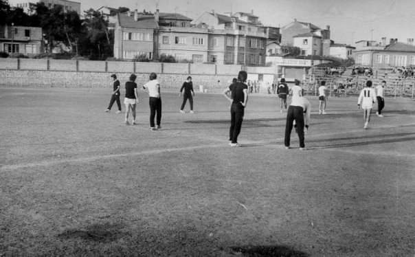 Biraz nostalji, Beşiktaş'ın 1975-1976 sezon öncesi kampı, ilk maç Balıkesir deplasmanı olduğu için kamp yeri Akçay Turban Tatilköyü. Yer Edremit Şehit Hamdi Bey Stadı, TD Horst Buhtz, antrenör Kaya Köstepen eşliğinde takım idman yapıyor.

Kendi objektifimden üç kare.