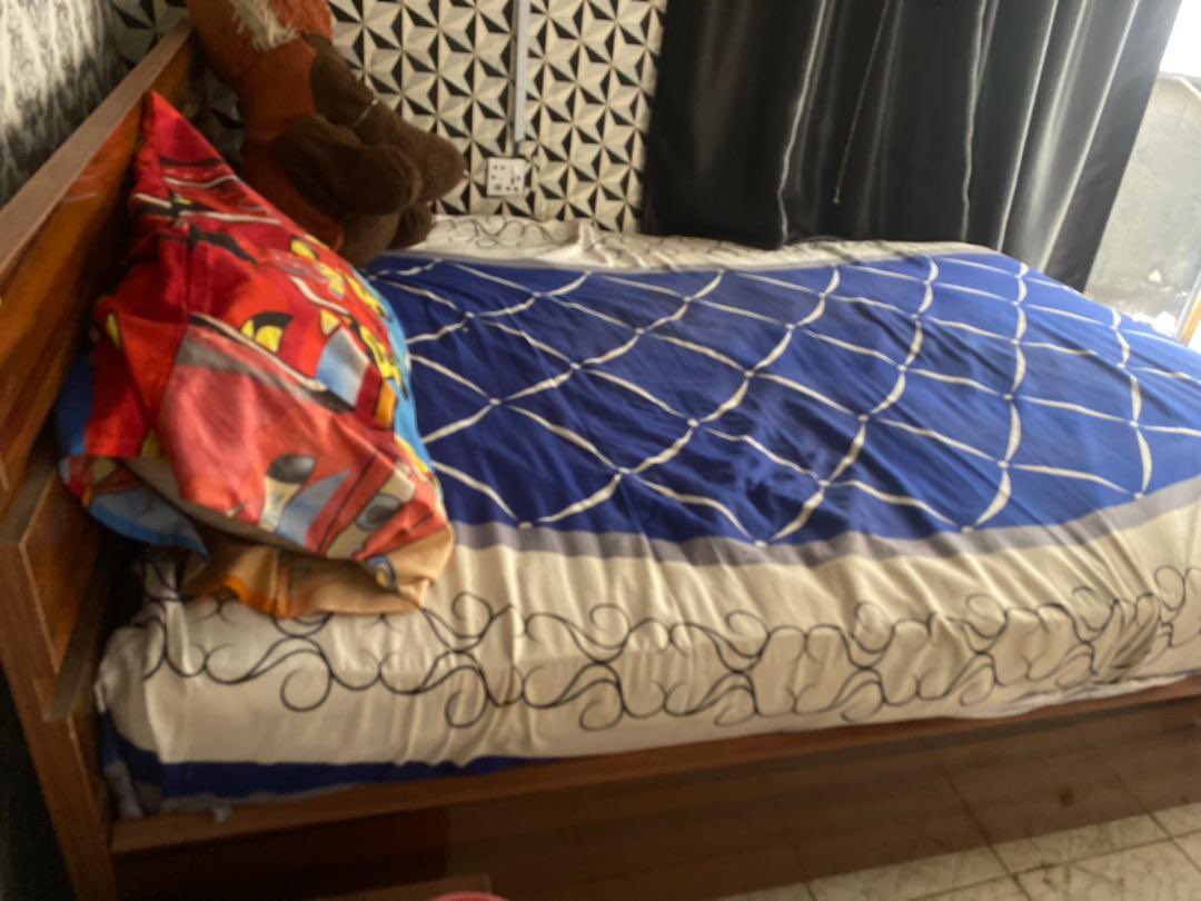 ITEMS FOR SALE 
Location :old Karu , Abuja . Pls help RT 🙏🏾🙏🏾
Frame 1 : 6kg gas cylinder (with filled gas ) 18k 
Frame 2 : bed side drawer 7k 
Frame 3: ceiling fan 7k 
Frame 4: bed frame (6 by 4) 65k, mattress 40k plus pillows and a teddy bear  #AbujaTwitterCommunity