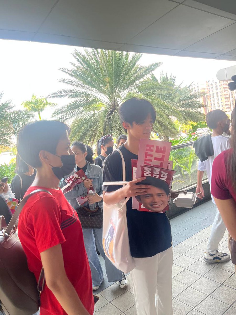 DonBelleOFC's tweet photo. Food packs are being distributed! Hope we're able to fill your stomachs before entering the arena to cheer for our Donny and Belle!

GAME ON DONBELLE

#DynamicPlayerDONNY
#BELLEDiamondOfTheGame https://t.co/SBjkhz7HYu