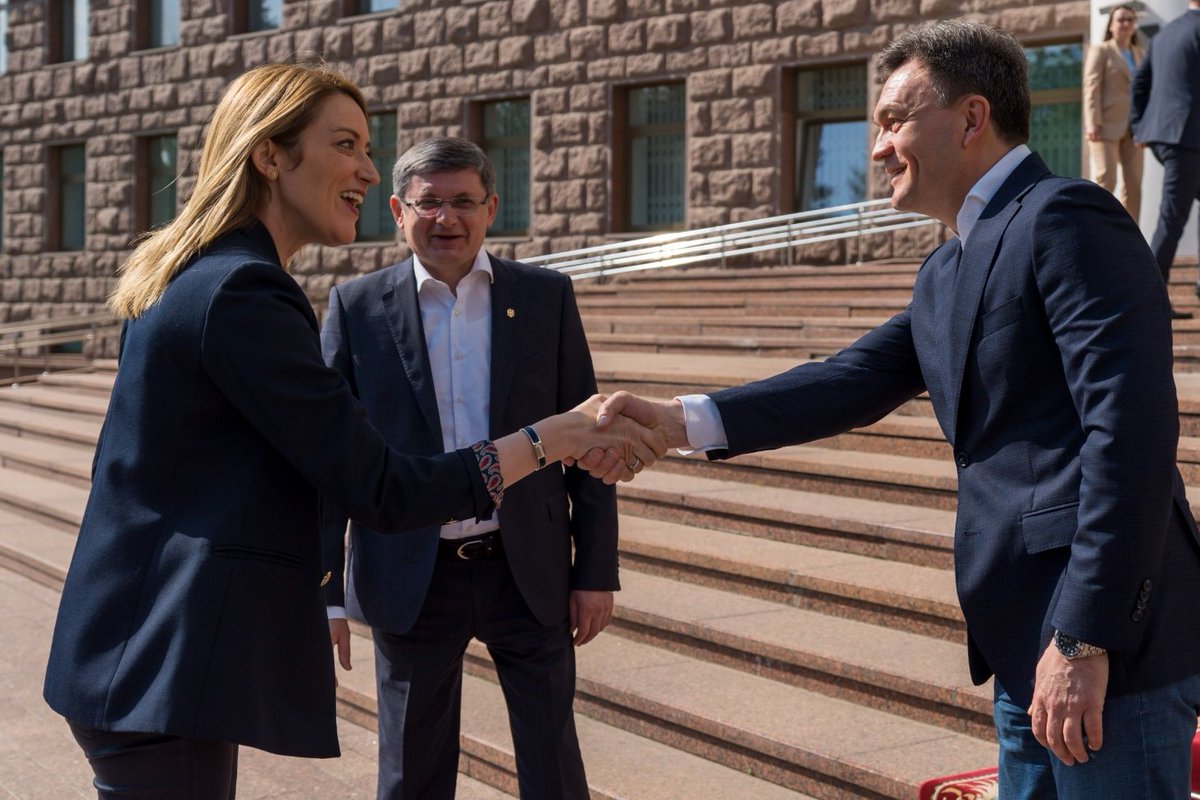 EP_President's tweet photo. Moldova has made great efforts to reform and is ready for deeper European integration.

Discussed Moldova’s next steps towards EU Membership with Prime Minister @DorinRecean and @Parliament_RM President @Igor_Grosu_md.

@Europarl_EN will always be your true friend and ally 🇪🇺🇲🇩 https://t.co/RG75eMq1e3