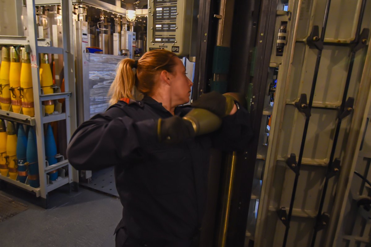 USembassyMadrid's tweet image. ¡Increíbles imágenes de la tripulación de 🇪🇸ESPS Blas de Lezo de @Armada_esp en el ejercicio multilateral #FormidableShield23!🛡️ ⚓️ Descubre la fuerza y destreza de esta fragata española en acción. #ESPSBlasdeLezo  💪🌊🇩🇰🇫🇷🇮🇹🇳🇱🇳🇴🇪🇸🇬🇧🇺🇸 ow.ly/IAij50Os8j8