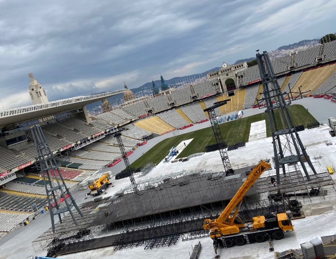 coldplayspain's tweet photo. El escenario de Coldplay ya se encuentra en producción en el Estadi Olímpic de Barcelona 🙌🏼💜 

Gracias por la foto @AxelPresno https://t.co/BOqPDcRHKY