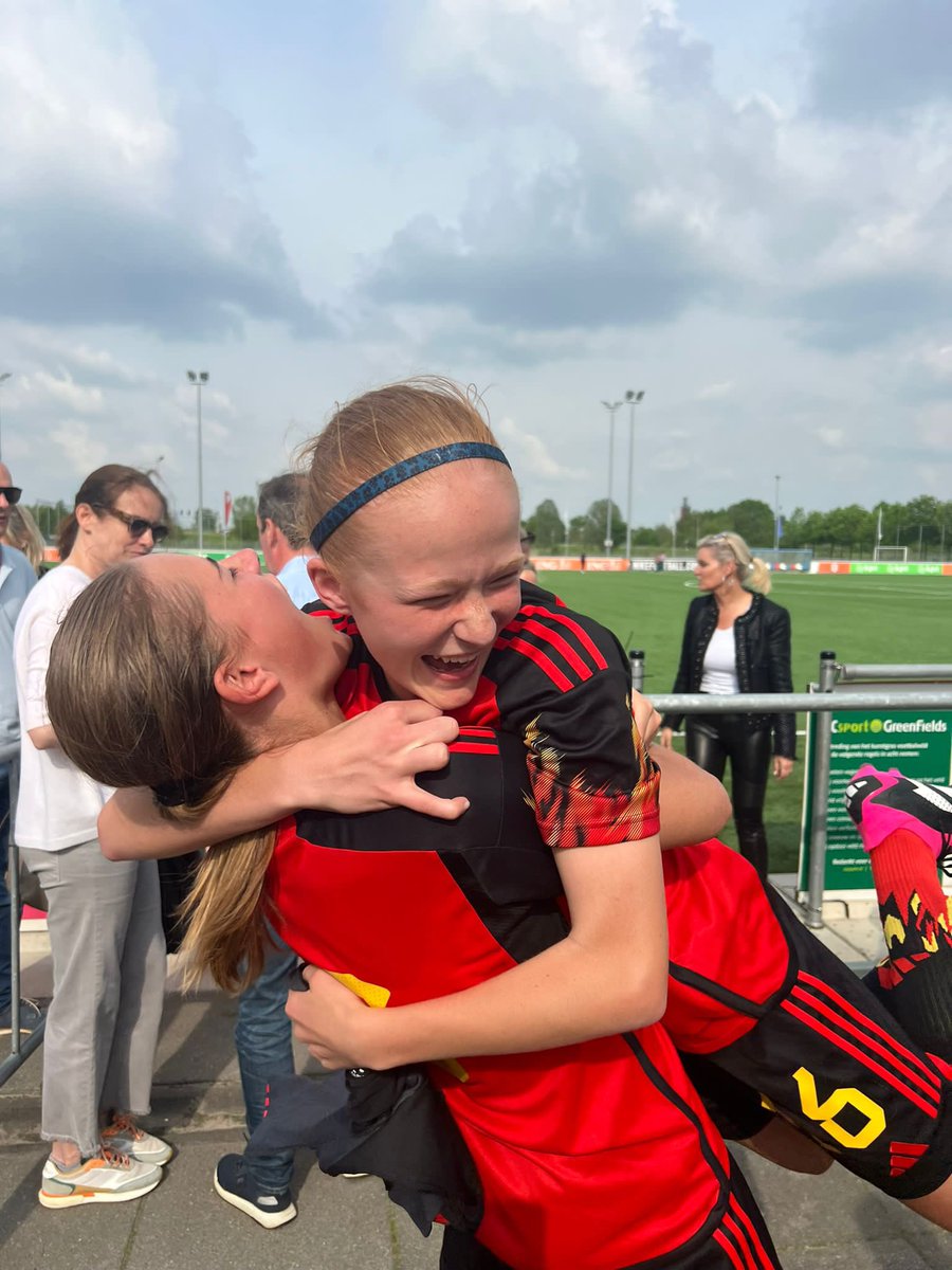 Rik_VdB's tweet photo. Lotte is Nederlandstalig, Chloé Franstalig. Mede dankzij voetbal begrijpen ze elkaar perfect. Voetbal verbindt, voetbal sterkt. Speel voetbal en leer véél meer dan voetballen alleen! @RoyalBelgianFA #daarisem
🍀⚽️🔥 https://t.co/xF8wIVSCMh