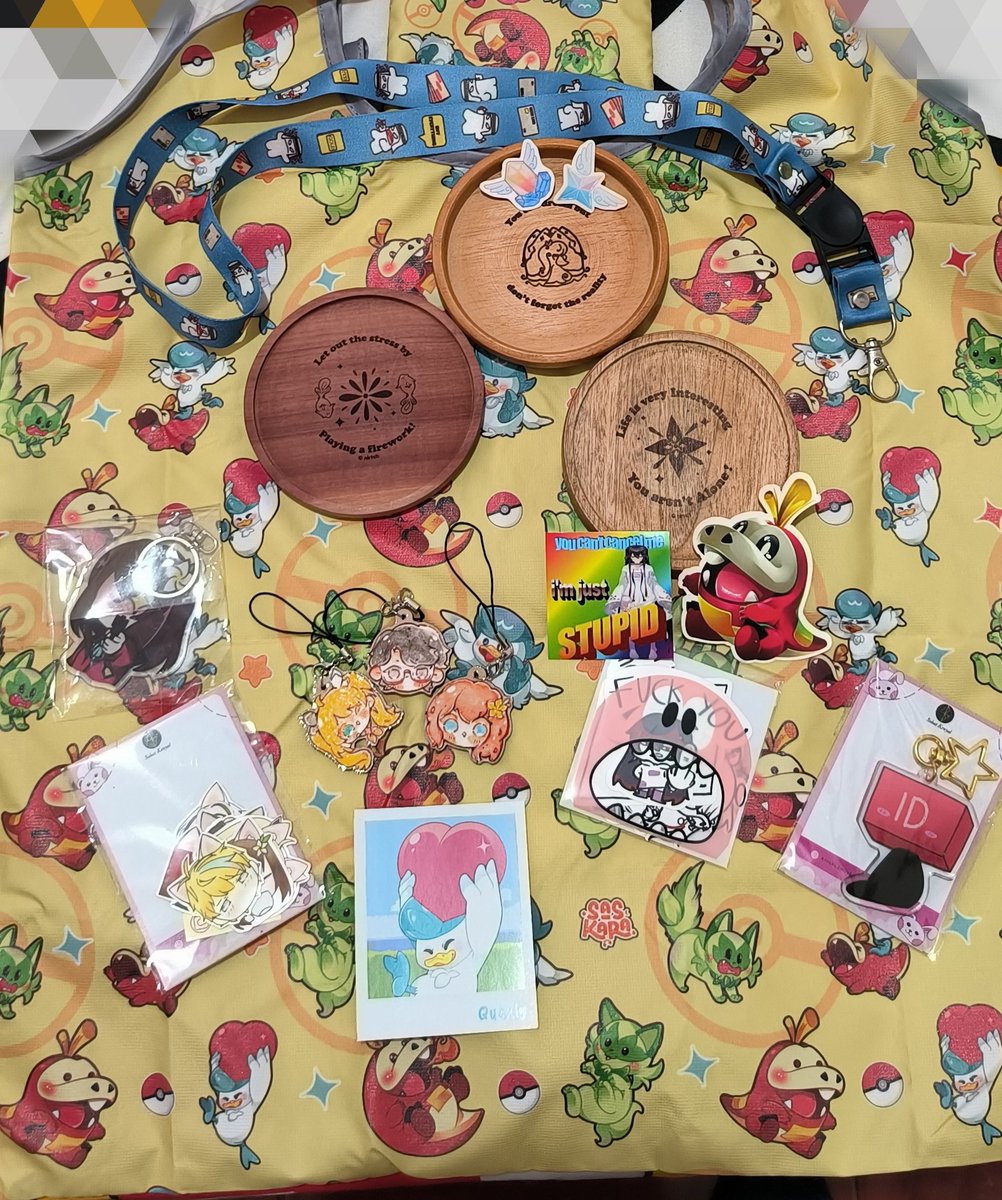 Arcane_Bean's tweet photo. Loot hari ini:
- Folding bag dari @saskarastd (plus stiker bonusnya)
- Coaster dari @nirtch
- Stiker Melaticult dari @tempepetis
- Ganci Hanmak dari @handbandstudios
- Ganci Staff-san &amp; stiker 3SetBBQ + Clover McOver dari @sobatkenyal512 
- Phonestrap 3SetBB1 dari @roh_kucing https://t.co/BNlrkqTqTo