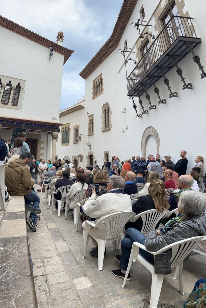 🎼 La coral Sitges Canta! va omplir ahir el Racó de la Calma, dins els actes del #DIMSitges23. Ens va oferir un meravellós concert, que va despertar la complicitat del públic.
#DIM2023