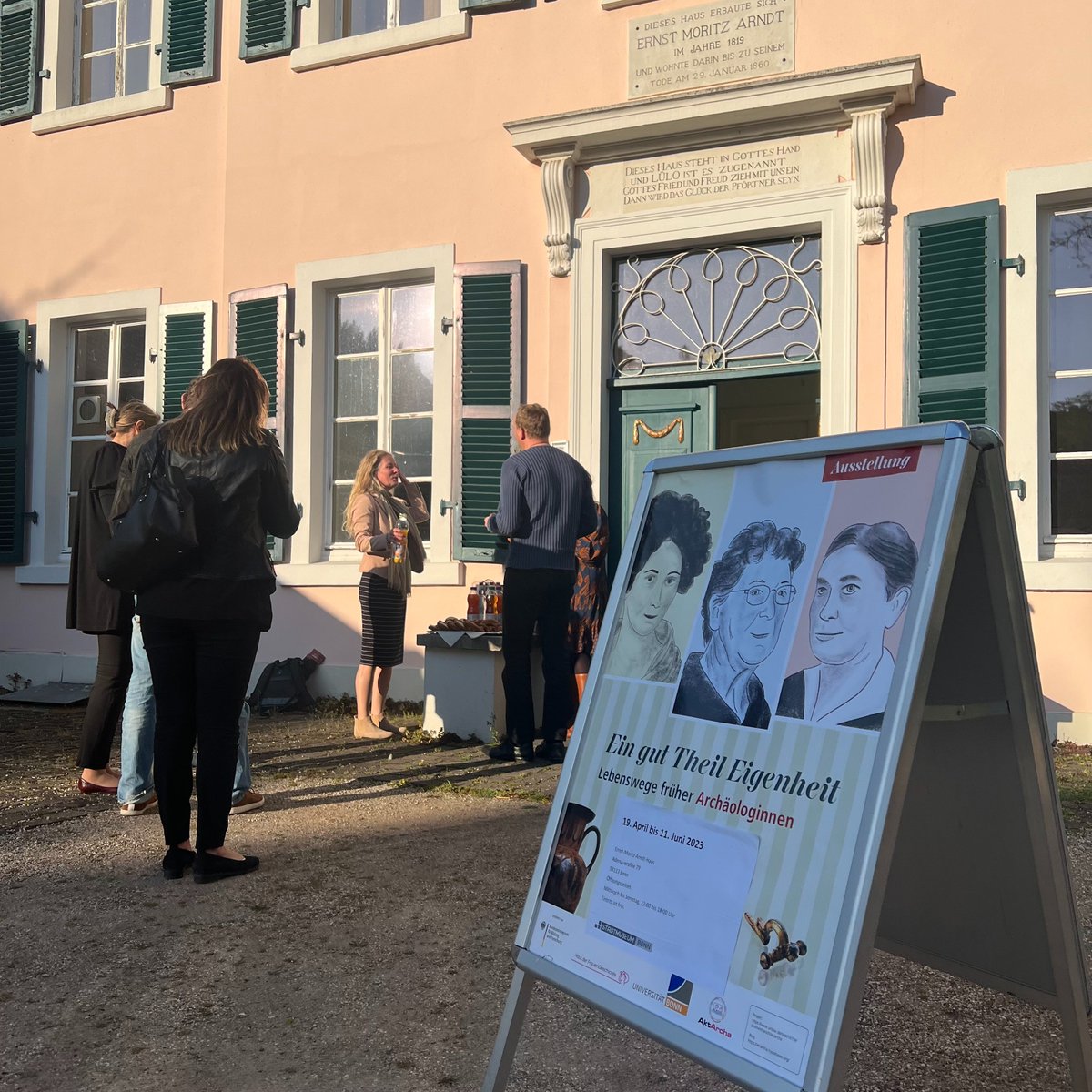 Heute ist der Internationale Museumstag. Wir laden Euch herzlich ein, unsere Ausstellung zu besuchen. 
Wir bieten um 12 Uhr eine Begleitung durch die Austellung an. 
Um 13:30 Uhr könnt ihr bei bestem Wetter Interessantes über "Frauen in Bonn" bei unserer Stadtführung erfahren.