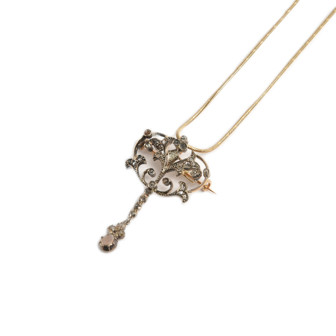 bonnergoldanka1's tweet image. Das hier gezeigte, sowohl als Brosche als auch als Anhänger zu tragende Schmuckstück  wurde um 1880 in Frankreich detailreich gefertigt.

#Brosche #Anhänger #Diamantrosen #Juwelier #ElkeVelten #Goldankauf #Bonn

bonner-goldankauf.com/angebote/Liebe…