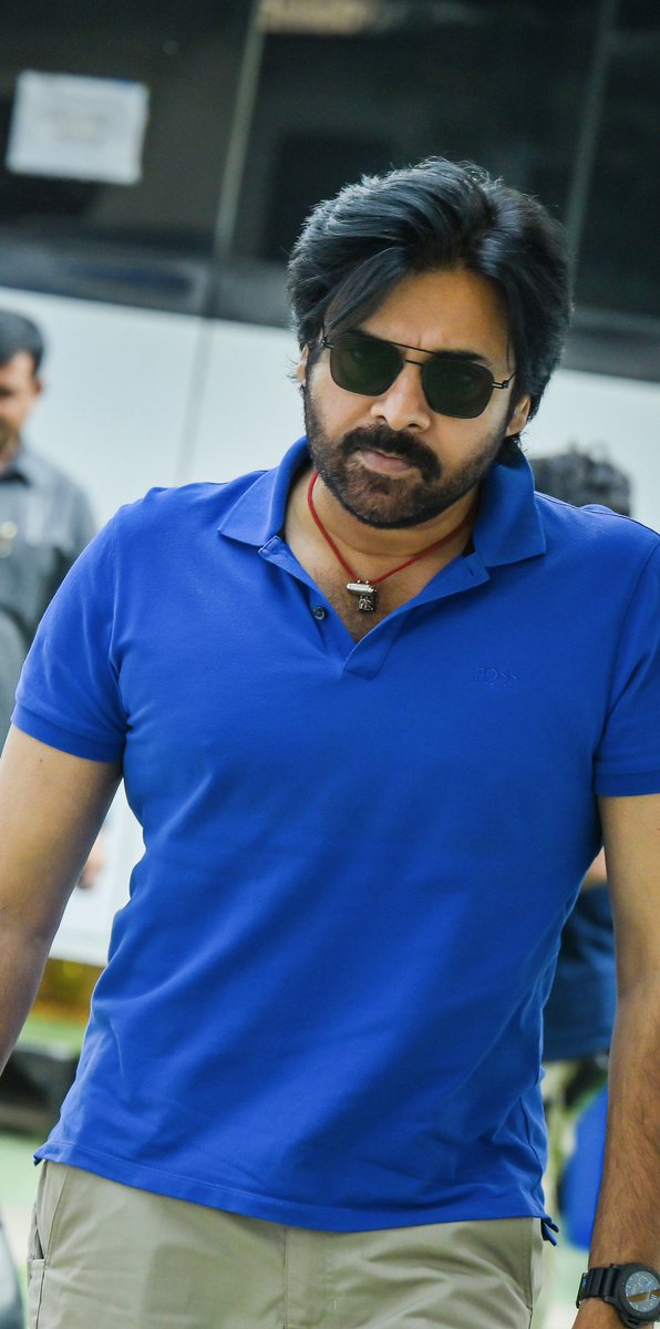 Evadaina vedi mundu gaddi poosa 🥵
#NonPawanKalyanRecords