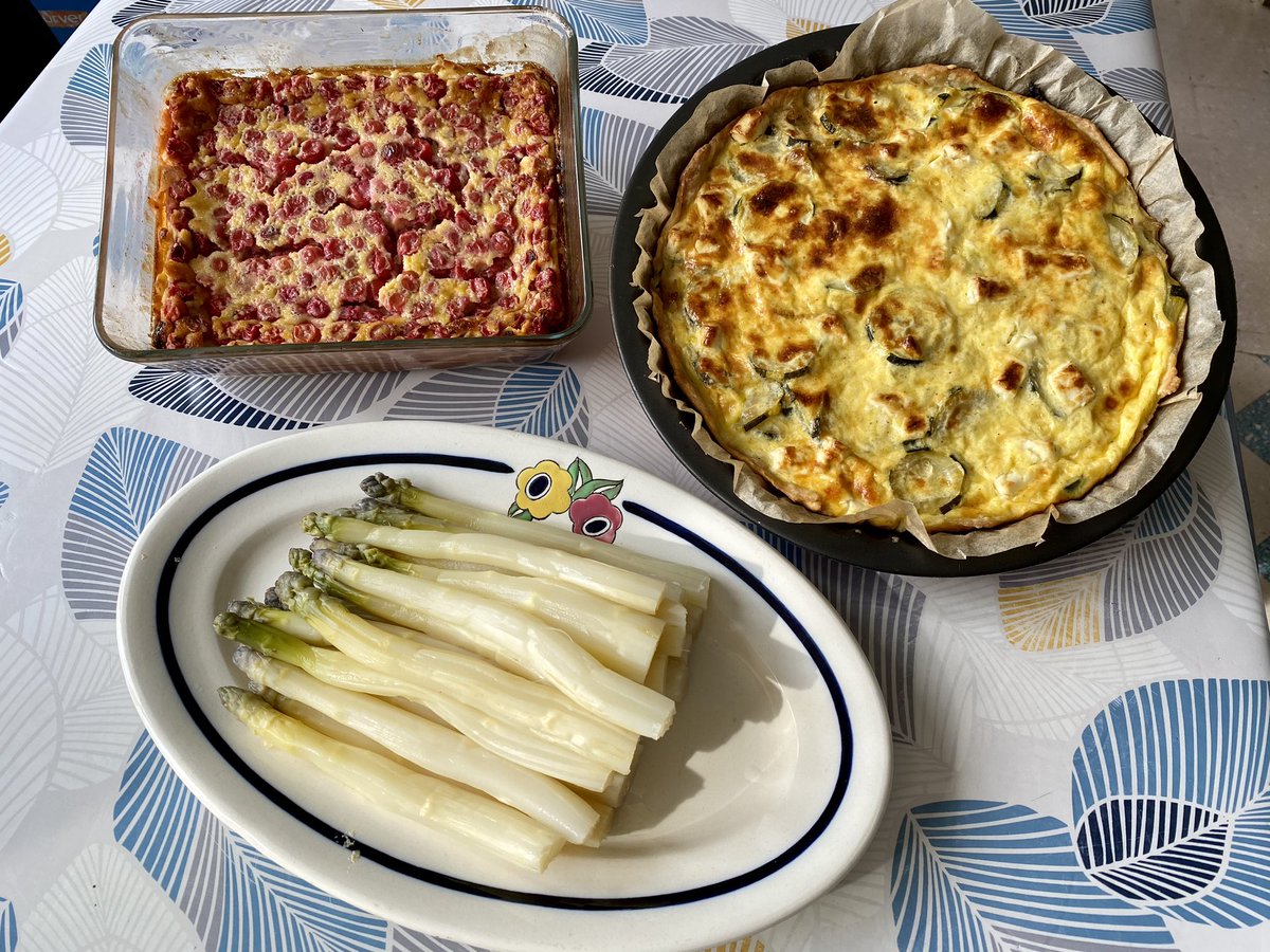 G27Marco's tweet image. Voilà ! Repas dominical à emporter et partager avec belle maman ! #asperge #tarte salé #courgettes feta #clafoutis #cerises du #jardin !