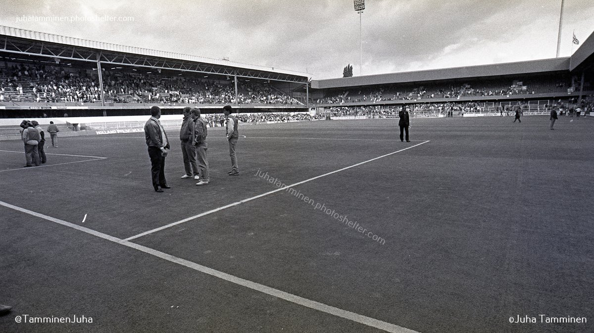 No horse could eat that 'grass'.... The first artificial pitch of the English Football League was at Loftus Road Stadium, home of Queens Park Rangers. It was more like a fitted carpet, nothing like the modern plastic pitches. #LoftusRoad #astroturf #QPR #mountedpolice