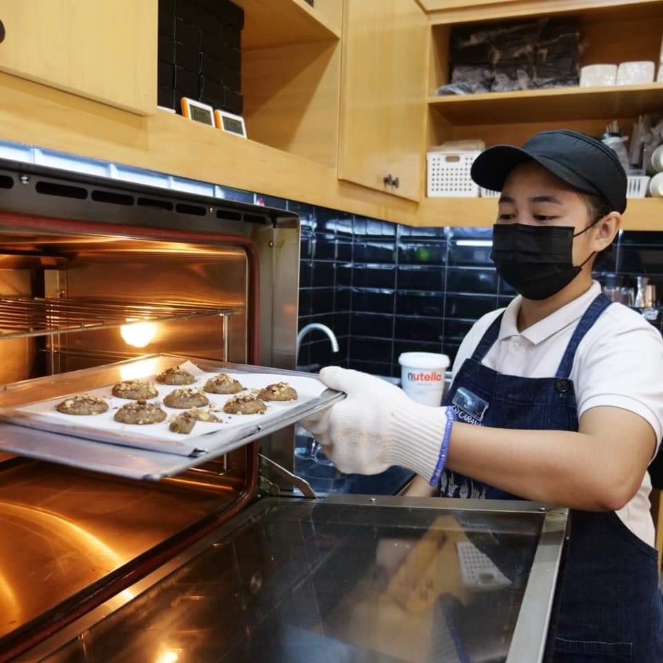overdoughsph's tweet photo. What better way to spend the day than to indulge in sweet-smelling baked goODies 🍪 Drop by any of our stores and smell for yourself our freshly baked OD Mini Chonky Cookies prepared by our Deaf partners 🧡

#Overdoughsph #DeafPartner #ODMiniChonkyCookies #baking https://t.co/cP417JSqSi