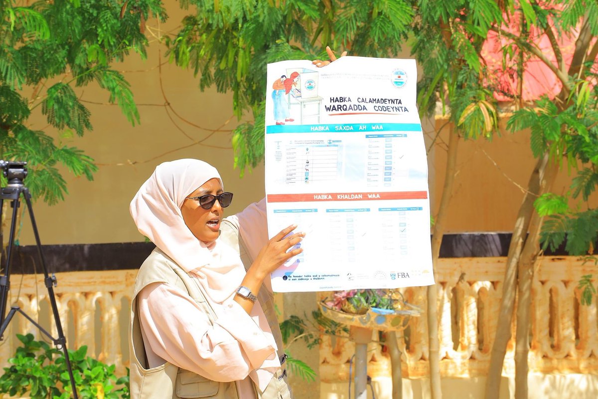 Puntlandyouth1's tweet photo. PYAN and @SomaliaPdrc held a public meeting in Dhahar district to speed up the participation of young people in the local council elections that will take place on the 25th of this month, thanks for your support with @UNFPA_SOMALIA @FBAFolke 
#LGE25May
#PLGE2023 https://t.co/gc4I7DCwyr