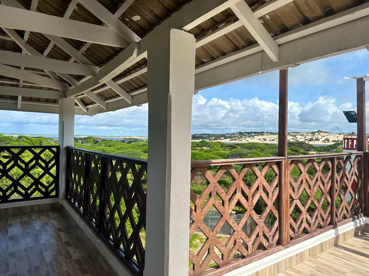 dnahinga's tweet photo. Details to allow cooling effect of wind:
1. Porous wall of stairs.
2. Raising one part of the roof.
3. Balustrading to allow wind flow.
#Ventillation https://t.co/KcRAcEL4wT
