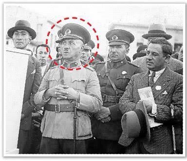 BitlisName's tweet photo. 33 Kürd'ün Katledilmesi... 

“Mustafa Muğlalı tarafından verilen emirle, sivil köylülerin elleri ve gözleri bağlanmıştır. Makinalı tüfeklerle üzerlerine ateş açılmıştır.”

21 Mayıs 1951 tarih ve 5/10-1912- 6/1637 sayılı T.C. Başbakanlık Raporu 

"Yiğitlik inkar gelinmez: Teke tek dövüşte yenilmediler bin yıllardan bu yana..."

33 Kurşun, Ahmed Arif

#pazar