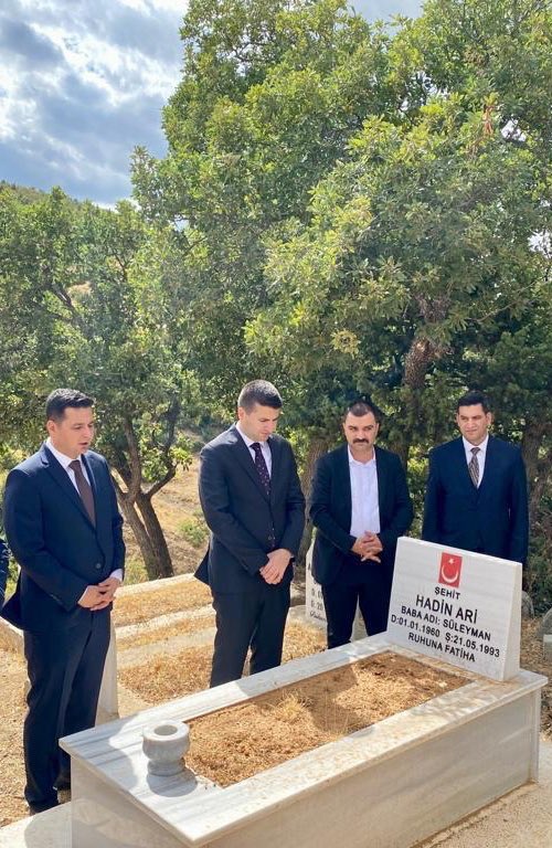 Bazen yitik sevdalarımızı bulduk hilâlin gölgesinde; Bazen de büyük sevdalarımızı yitirdik hilâlimiz ebediyyen dalgalansın diye. 

30 Yıl önce Şehit edilen Bingöl,MHP Genç ilçe başkanı Hadin Ari'yi rahmetle anıyorum. <a href="/YavuzAri34/">Yavuz Ari</a>