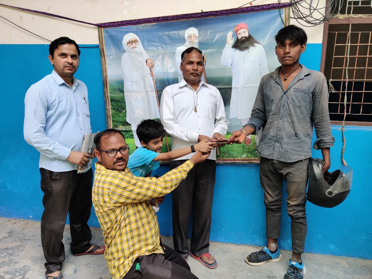 TheFactEye's tweet photo. #HumanityWork
अपने प्यारे सतगुरु जी @Gurmeetramrahim के वचनों पे चलते हुये आज #Noida फेस 2 ब्लॉक में सदरपुर के निवासी रामनिवास जी ने रास्ते मे मिला पैसे से भरा पर्स वापस लौटाया।
ग्रेटर नोएडा निवासी सत्यम उपाधयाय जी का पर्स महामाया फ्लाईओवर के पास गिर गया था जिसमे 1200/-रुपये व अति जररूत कागजाद थे ।
ये पर्स ब्लॉक नोएडा फेस 2 में सदरपुर में रहने वाले अपने प्रेमी रामनिवास जी को मिला ।उन्होंने ये पर्स उसके असली मालिक को ढूढ़ कर वापस किया ।
पर्स मिलने के बाद सत्यम जी ने इस नेक काम के लिए सतगुरु संत गुरमीत राम रहीम जी का धन्यवाद किया व खुद भी राम नाम से जुड़ने का वचन भी दिया।।
इस मौके पर ब्लॉक के जिम्मवर भी मौजूद रहे।।