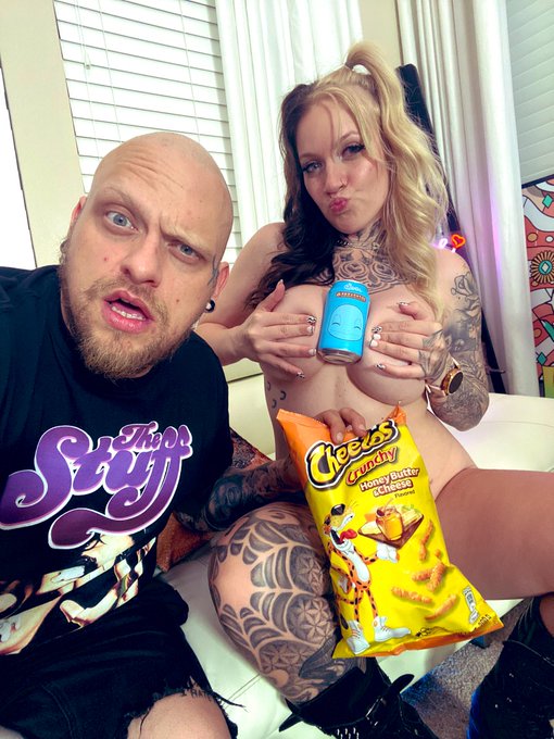 Well @carbasauruslex is back! And we got baked and reviewed snacks for on all over the world! And holy<a class="tags" href="/tag/carbasauruslex">@carbasauruslex</a><a href="/tag/linkinbiogang"class="tags"><span>#linkinbiogang</span></a>