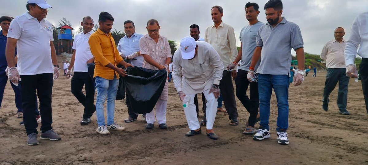 Mega Beach Clean Up drive under G20 Indian Presidency at Dandi  Beach, Gujarat #MyBecahMyPride 
#MissionLiFE 
#G20BeachCleanUp
#JanBhagidari 
#ChooseLiFE 
Thanks very much to participants Individuals, NGOs, Coast Guard, various Industries, Local Government Departments and student