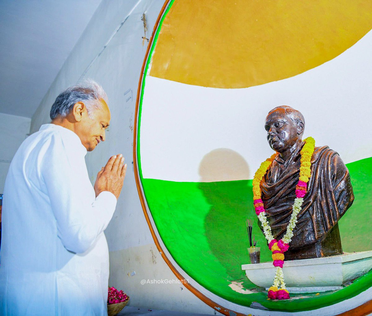 ashokgehlot51's tweet photo. अमर नायक को नमन!

प्रदेश कांग्रेस कार्यालय में सूचना क्रांति के जनक और ग्राम स्वराज के प्रणेता पूर्व प्रधानमंत्री भारतरत्न राजीव गांधी जी को उनकी पुण्यतिथि पर सादर श्रद्धाजंलि अर्पित की। https://t.co/GyYVDL9zdl