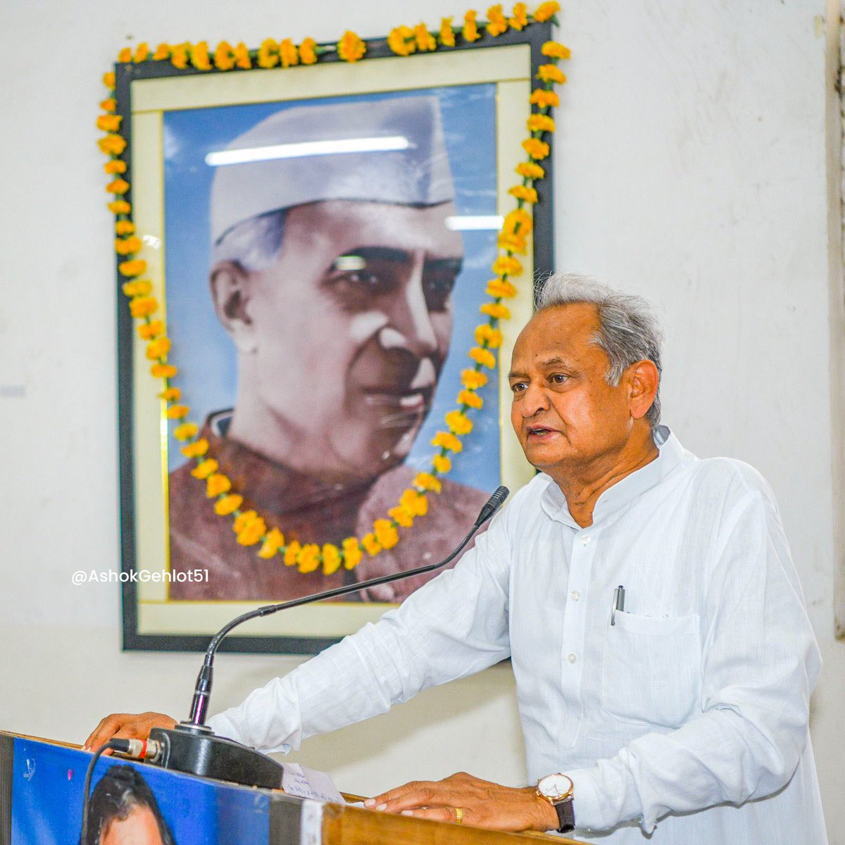 ashokgehlot51's tweet photo. अमर नायक को नमन!

प्रदेश कांग्रेस कार्यालय में सूचना क्रांति के जनक और ग्राम स्वराज के प्रणेता पूर्व प्रधानमंत्री भारतरत्न राजीव गांधी जी को उनकी पुण्यतिथि पर सादर श्रद्धाजंलि अर्पित की। https://t.co/GyYVDL9zdl