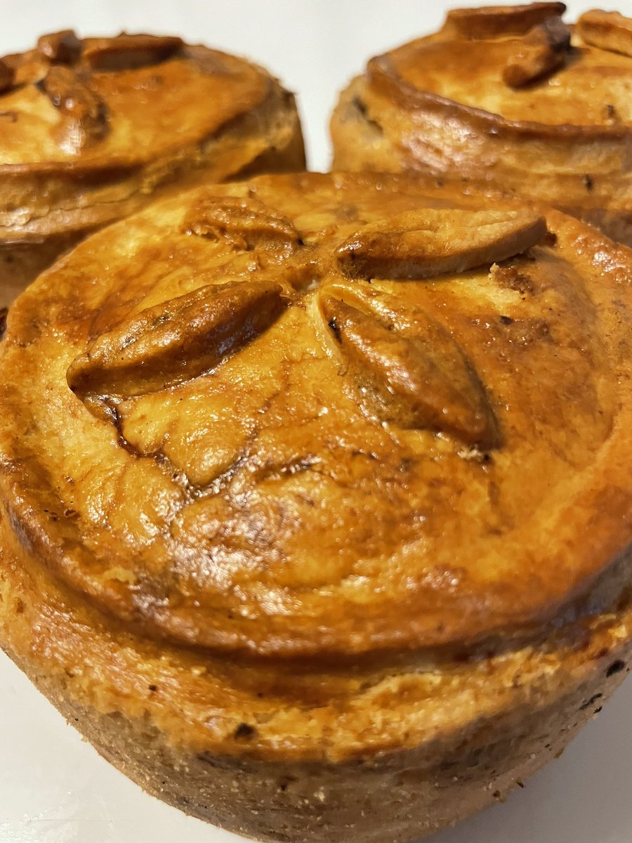 nice_pie1's tweet photo. Exciting News 📣 Our award winning pies will be available by post soon! 
The pies by post menu will be up next week, so keep your eyes peeled 👀 
Our first boxes will include four of our handcrafted pies and can be delivered anywhere in the UK! 
#pies #piesbypost #britishpies https://t.co/WYKHRfXhUU