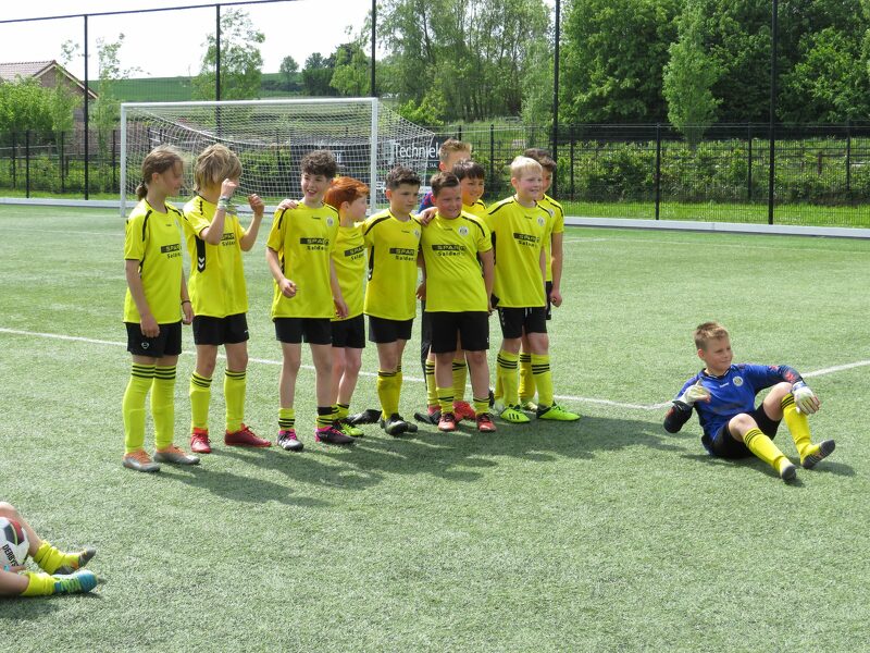 | Ook JO11 grijpt titel

Afgelopen dinsdag wist ons derde elftal beslag te leggen op de titel in de 5e Klasse. Voor het team van coach Ben Muylkens is dat alweer de tweede titel op rij.

Maar vanochtend kon nóg een team een titel in de wacht slepen:

vvspaubeek.nl/2023/05/20/vv-…