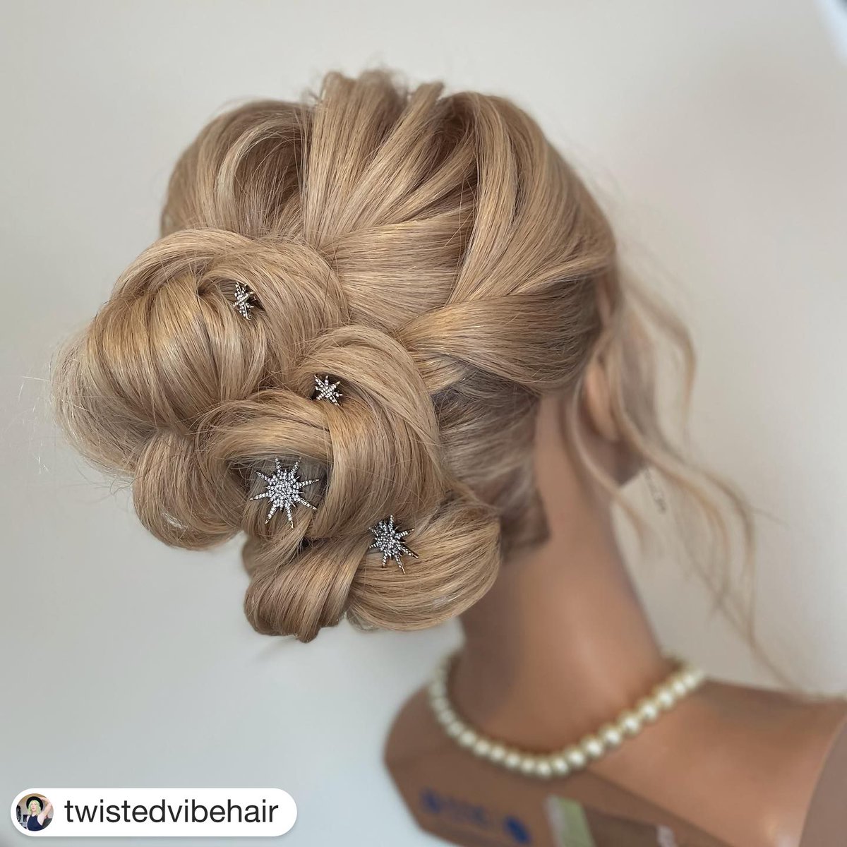 MANNEQUIN:
limage.de/en/mannequin-h…
SHOP NOW 

work by @twistedvibehair

#limage #blond #updo #makeup #updos #braids #braid #weddinghair #wedding #love #Hairstylist #hairstyle #mannequinhead #hairgoals #waves #hair #vintage #love #blondhair #pastelhair #braidedhair