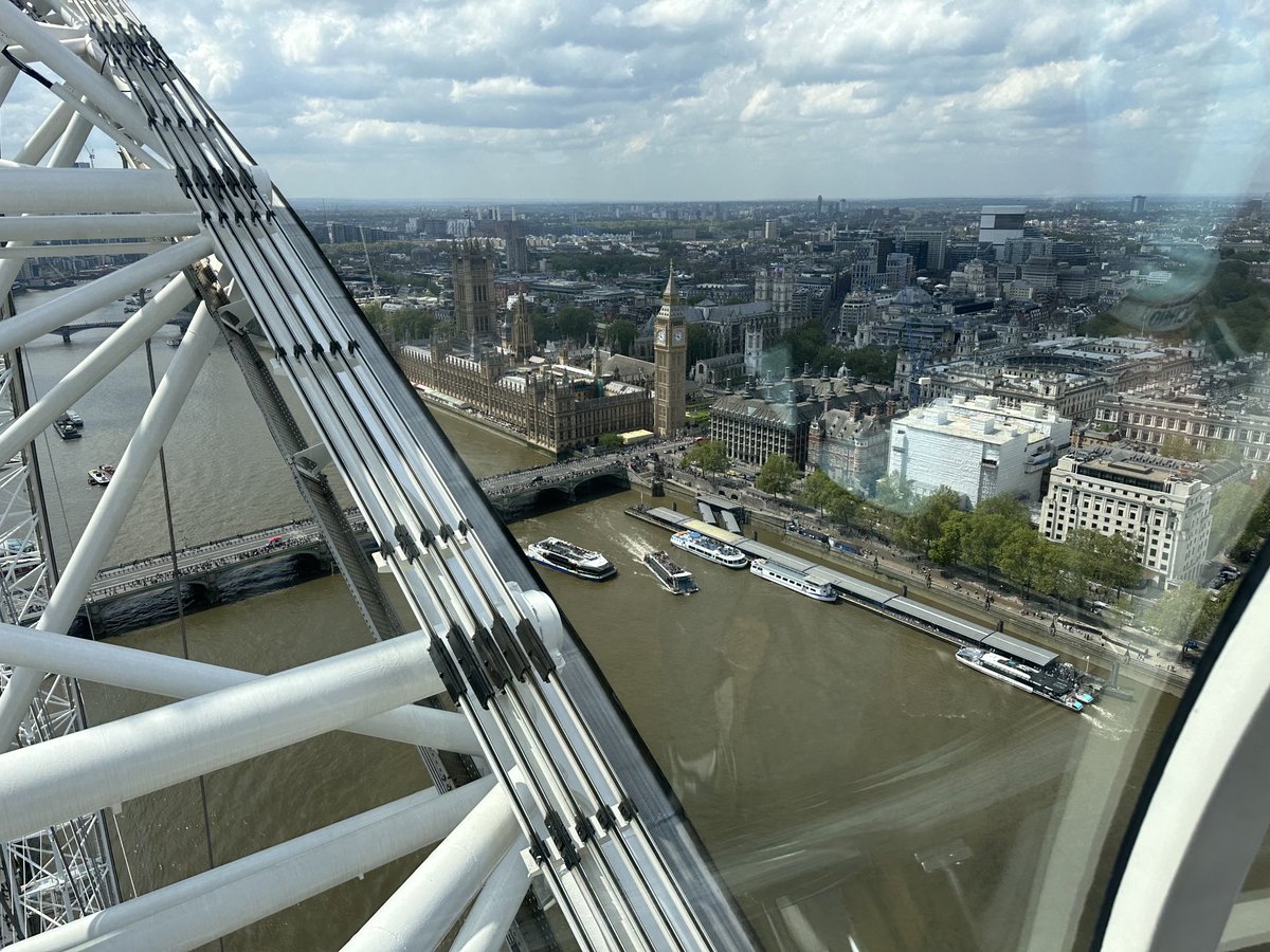 AccAcademyPE's tweet photo. London Eye Experience with the Groovy Gang #educationwithcharacter #extragroovy #AAontour ⁦@acc_academy⁩ ⁦@pe5sportstours⁩ https://t.co/IoeMQ9nTG0