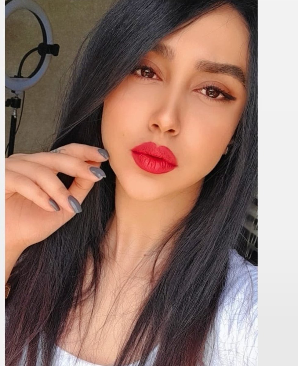 میدونم احتمالا دیگه ندارمت
خواستم بدونی که شاید دیگه باهم حرف نزنیم،
یا شاید دیگه ارتباط نداشته باشیم ،
ولی هیچی از دوست داشتنم بهت کم نشده.
هنوز بهت فکر می‌کنم،
حال خوبت برام مهمه،
هنوز اجازه نمی‌دم کسی پشت سرت صحبت کنه
و هنوزم بالاخواهت درمیام
لباس گرم بپوش و مراقب خودت باش ;)