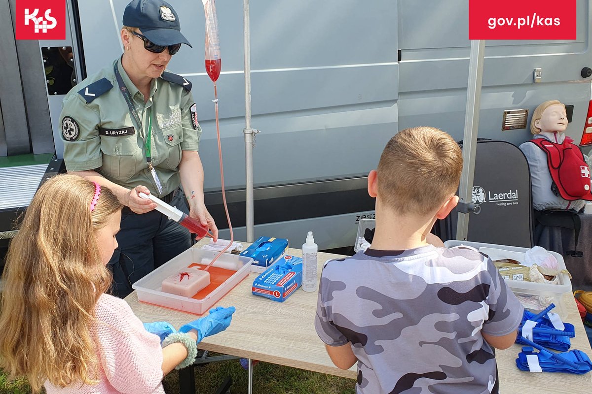 KAS_Poznan's tweet photo. Jeżeli chcesz poćwiczyć wspólnie z funkcjonariuszami 👮🏻♀️ 👮🏻 #USC udzielania pierwszej pomocy przedmedycznej, zapraszamy do naszego stoiska edukacyjnego @KAS_Poznan
#KAS #Kobyla #Góra #piknik #sluzb https://t.co/nCqvdmDwJZ