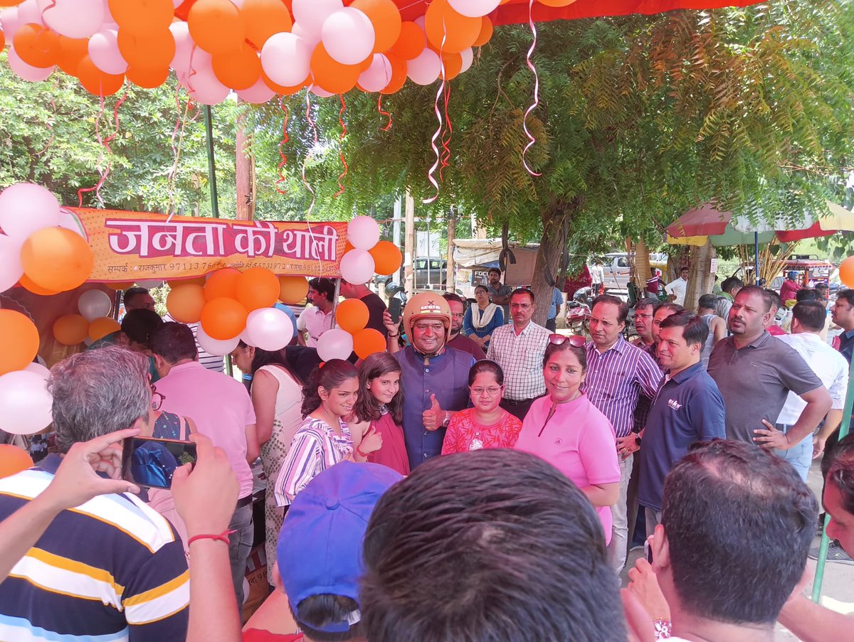 helmet_man_'s tweet photo. ऊंची इमारतें में रहते जरूर है लेकिन मानवता के प्रति पूरे परिवार के साथ खड़े रहते है @nefowaoffice 
के लोग. आज 5 वर्ष पूरे होने पर मुख्य अतिथि शामिल हुआ. नेफोवा के सदस्यों द्वारा ₹5 में जनता की थाली शुरुआत की गई थी. जो लगातार लंबी कतार मे लगे जरूरतमंद इंसानों की भूख मिटा रही है. https://t.co/rTCiAe3WSH