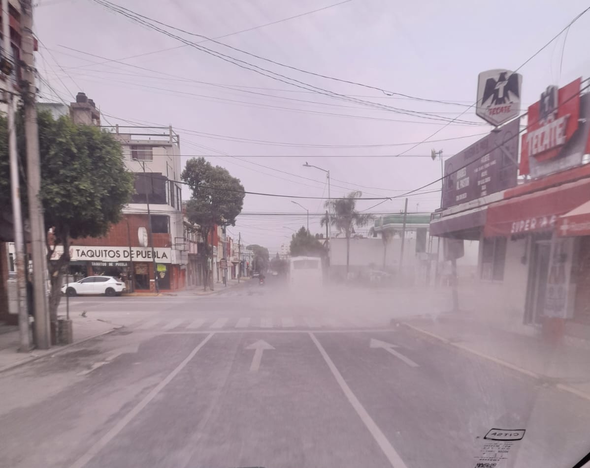 Y con esta imagen hermosa @mhonividente te saludo hoy #Domingo21deMayo desde la tisneada #Puebla impresionante caída de ceniza de ayer para hoy !! #TeQueremosMhoni #DomingodeMhoni